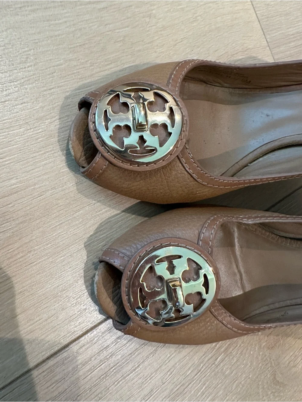 Tory Burch Selma Leather Peep Toe Wedge Pumps Tan Gold Logo Medallion Size 8